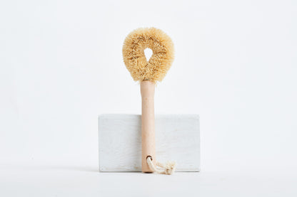 Back to basic shall we?  A brush that made out of tough palm fiber and a wooden handle, this brush is going to help you to do the job without leaving any plastic behind.  This brush is ideal for pots and pans scrubbing, sink and bath tub cleaning.